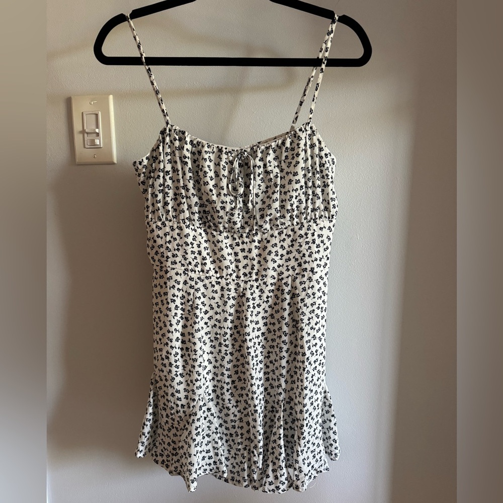 Mi Ami Francesca’s White & Navy Dark Blue Floral Ruffle Mini Romper Medium